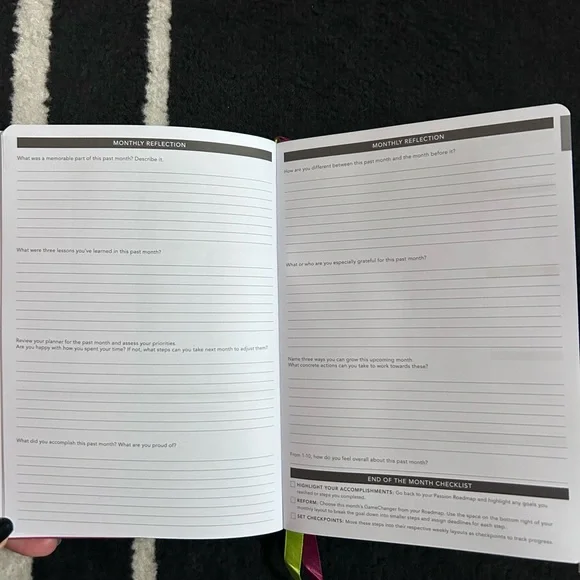 Passion Planner - Year of the Horse Red - Picture 12 of 14